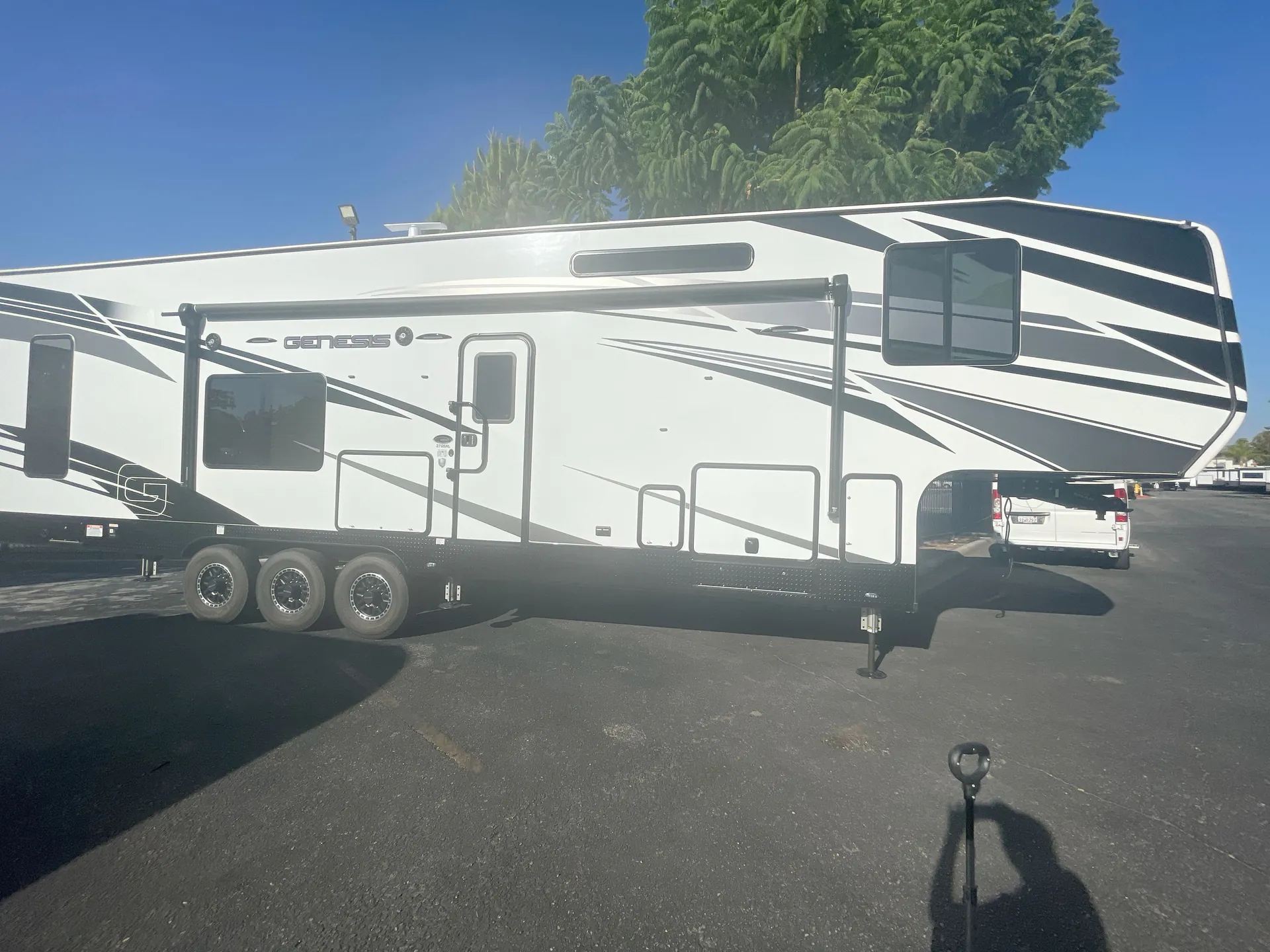 2024 Genesis Supreme Genesis 37GSXL — campside