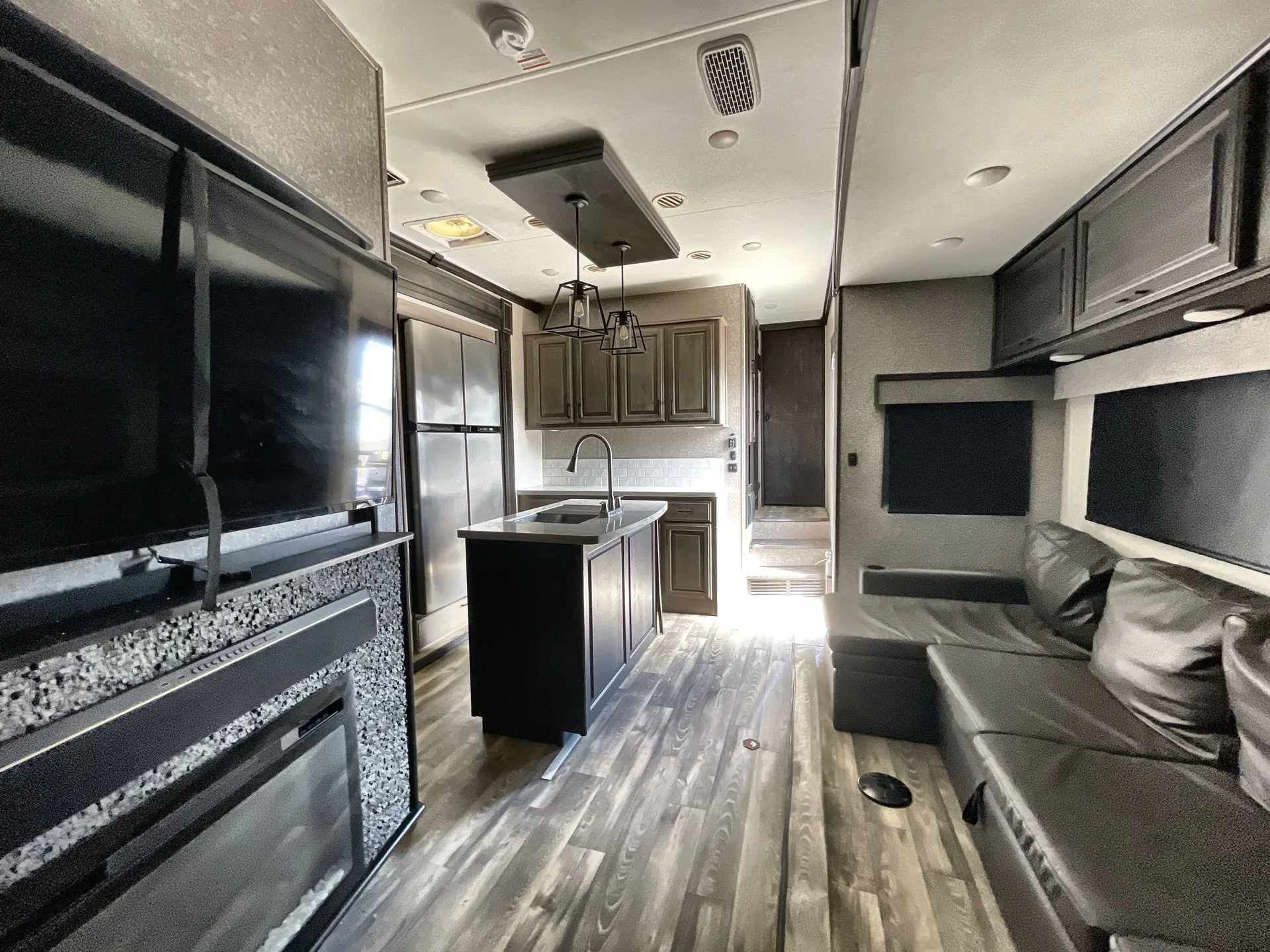 2022 Highland Ridge Mesa Ridge 374BHS — living area main