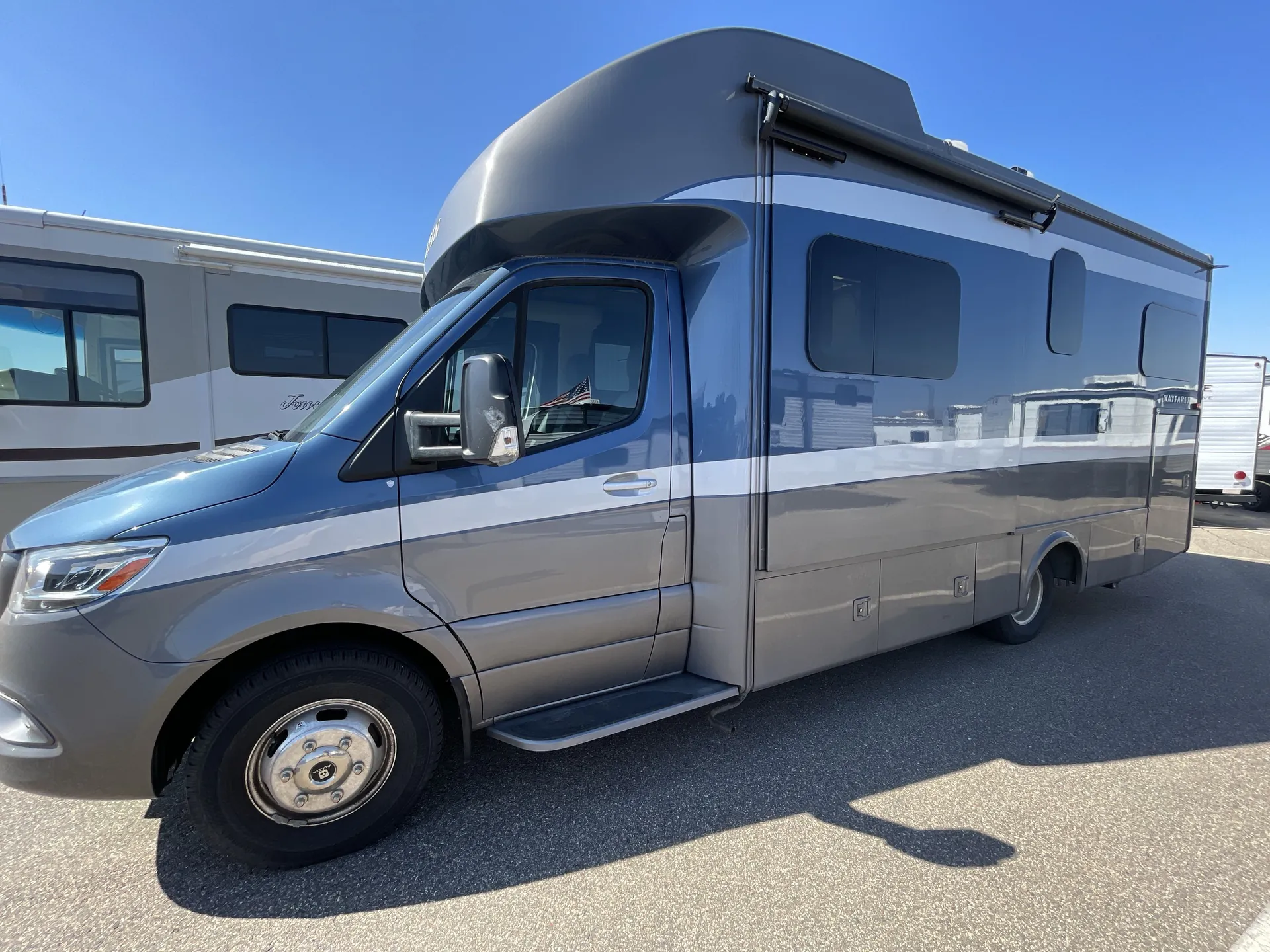 2021 Tiffin Wayfarer 25 LW — living area main