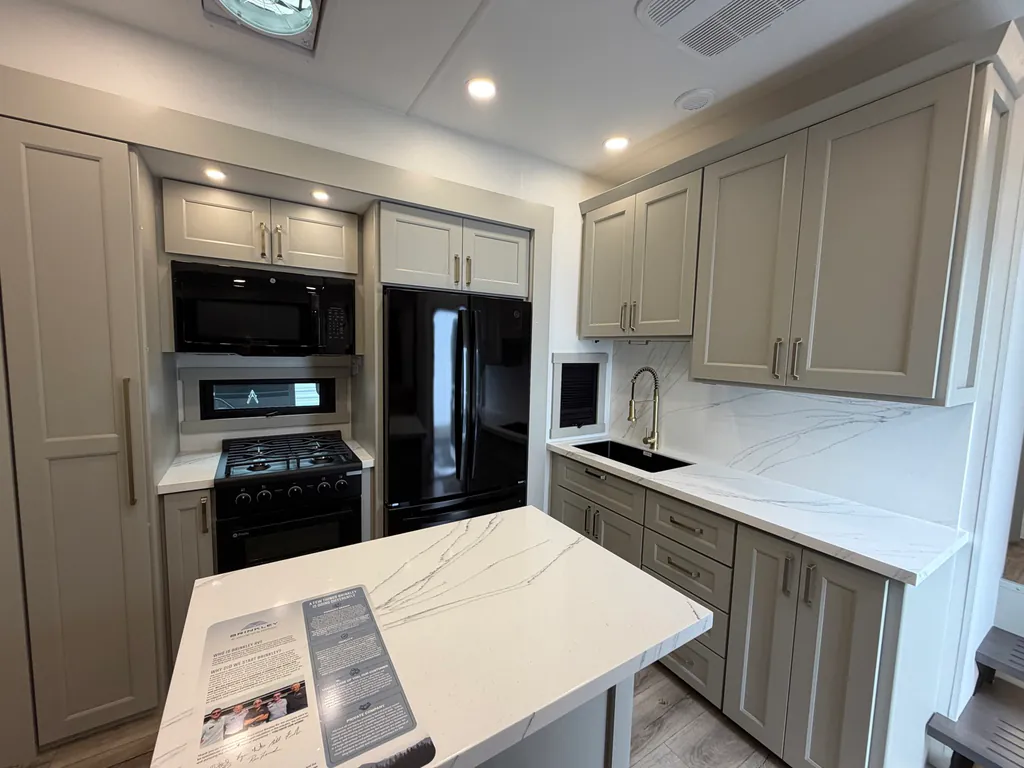 2026 Brinkley Model G 4000, Photos photo 9