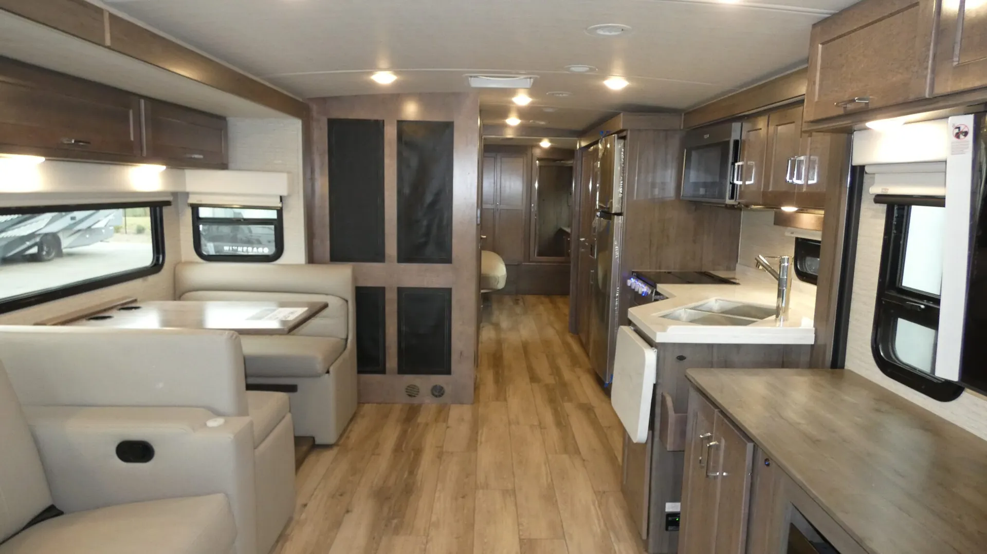 2025 Winnebago Forza 36H - Photo 3