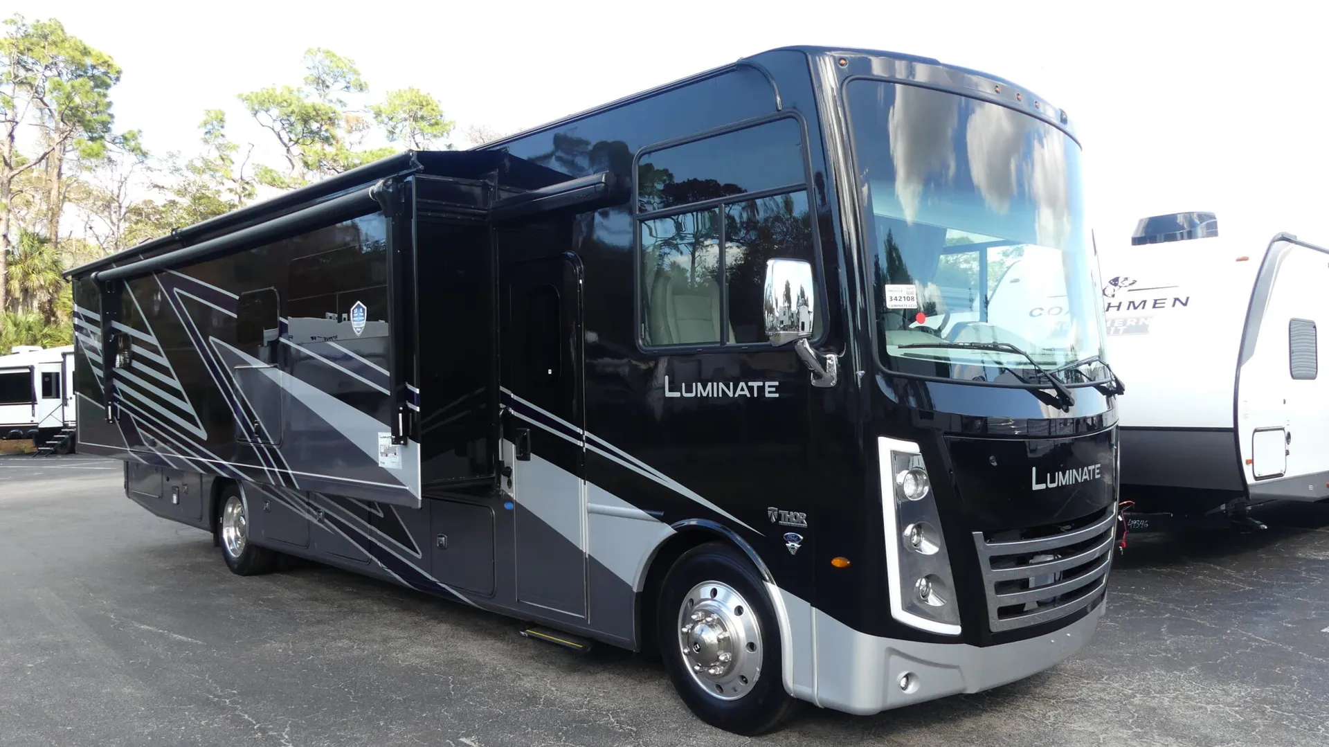 2026 Thor Motor Coach Luminate CC35 - Photo 2