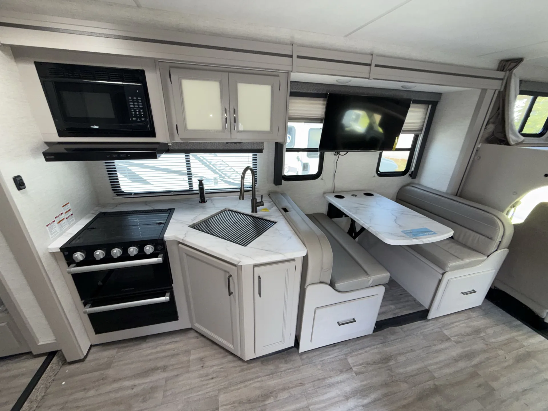 2026 Thor Motor Coach Coleman 31CM — living area main