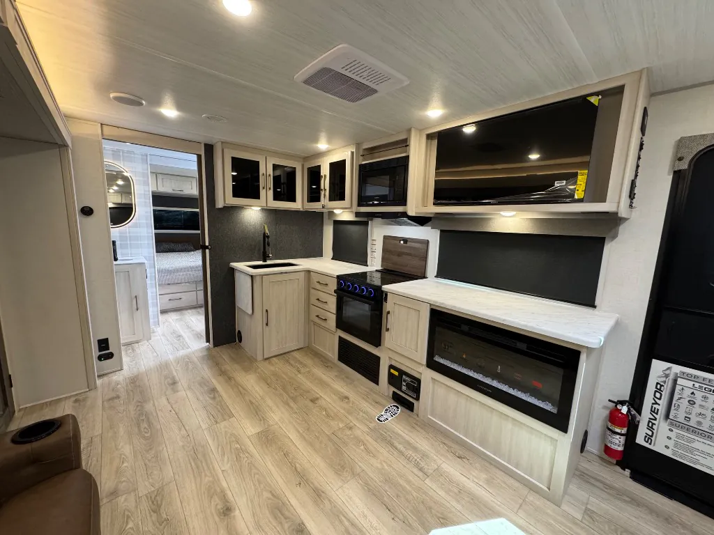 2026 Forest River Grand Surveyor 253RLS — Photo 7