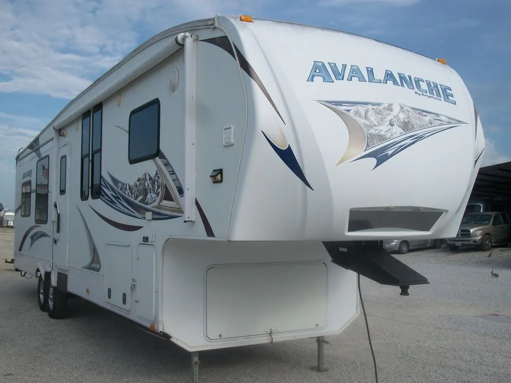 2011 Keystone Avalanche 330RE — Photo 1