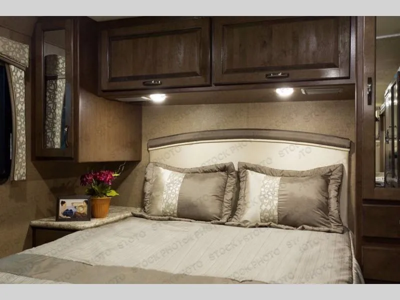 2018 Thor Motor Coach Chateau 31Y - Photo 2