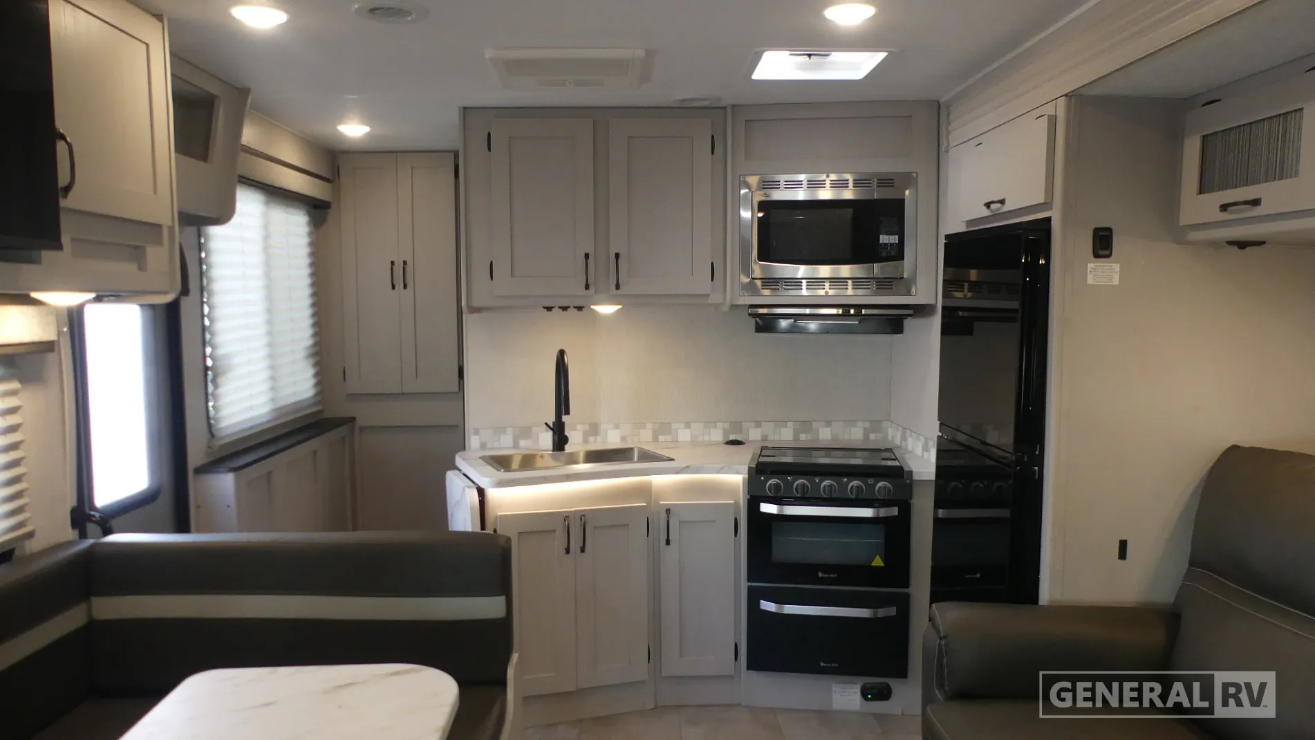 2023 Coachmen Freelander 29KB - Photo 3