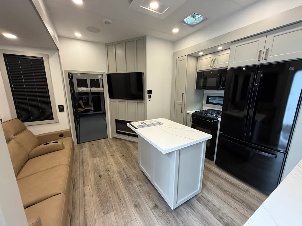 2026 Brinkley Model G 4000, Photos photo 6