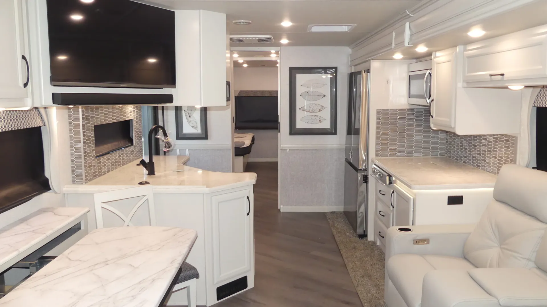 2024 Fleetwood Bounder 35GL - Photo 3