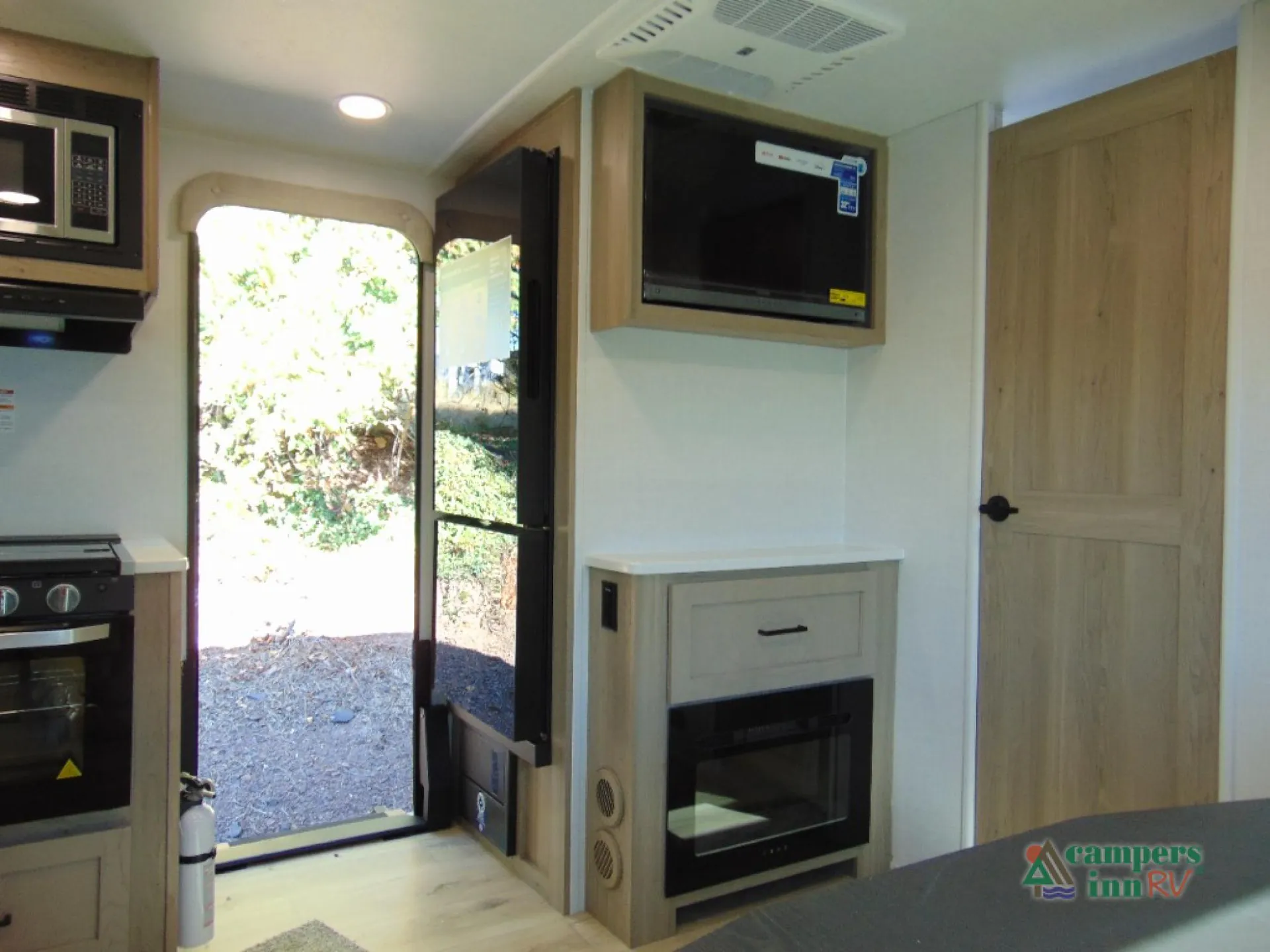 2026 Forest River Rockwood Mini Lite 2506FK — Photo 6