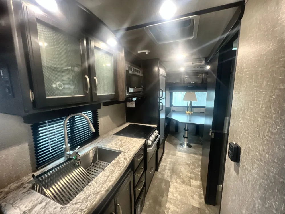 2019 Grand Design Imagine 19RLE - Photo 2