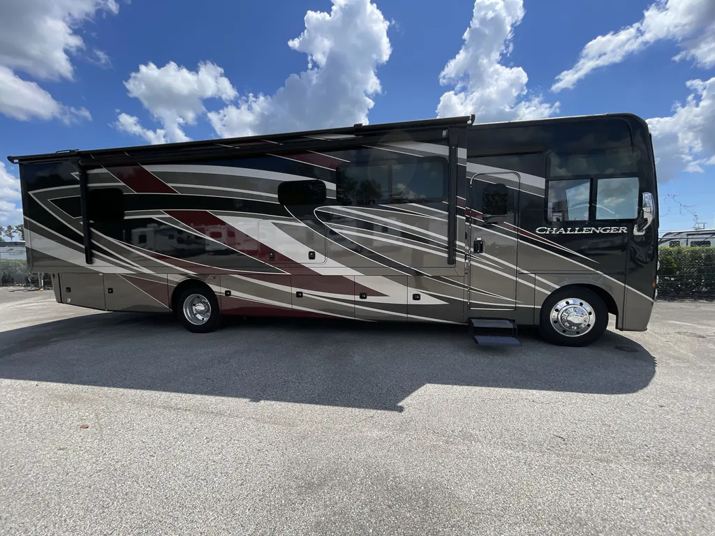 2023 Thor Motor Coach Challenger 35MQ, Photos photo 5