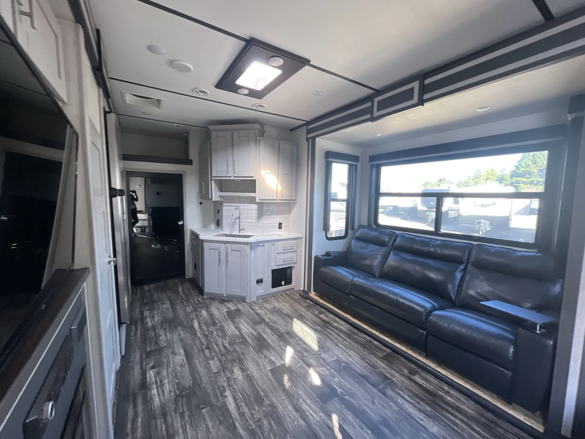 2022 Keystone Fuzion 428 — living area main