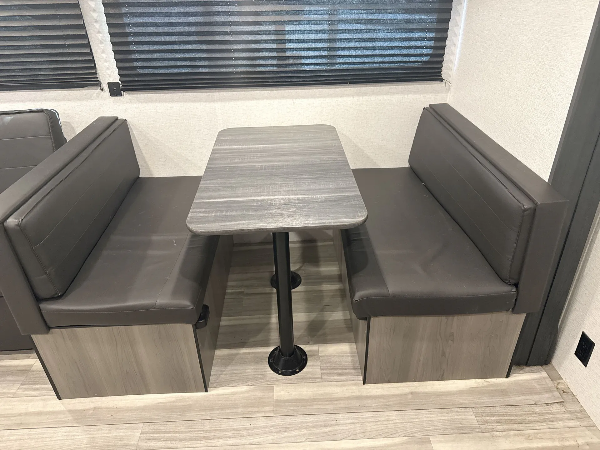 2024 Keystone Hideout 31DBS — living area main