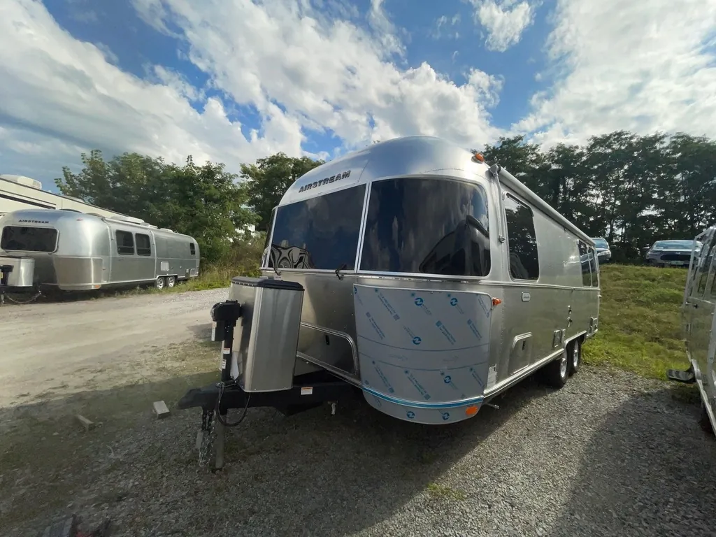 2025 Airstream RV Globetrotter 25FB Twin - Photo 3
