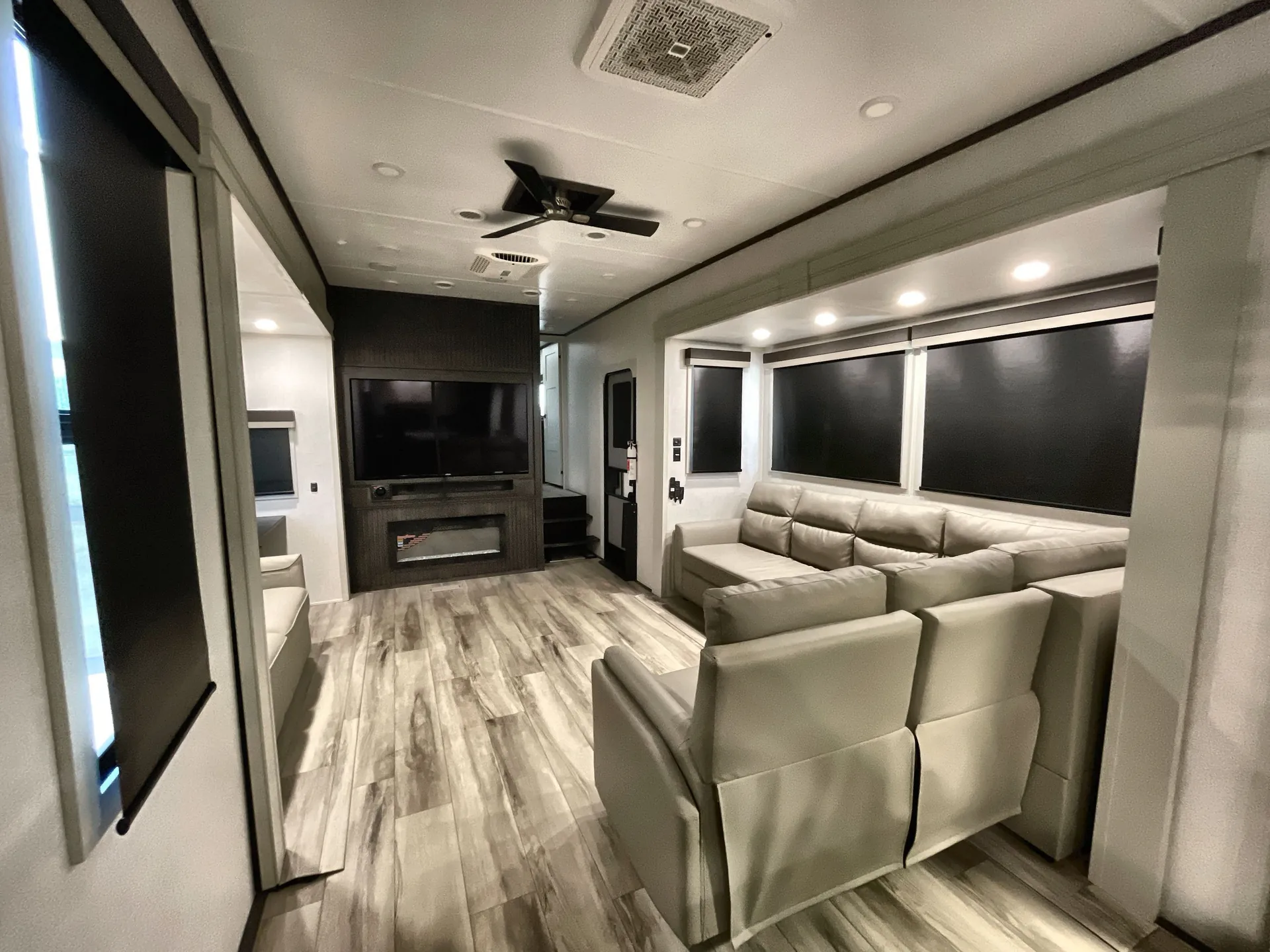 2025 Keystone Alpine Avalanche 366LS — living area main