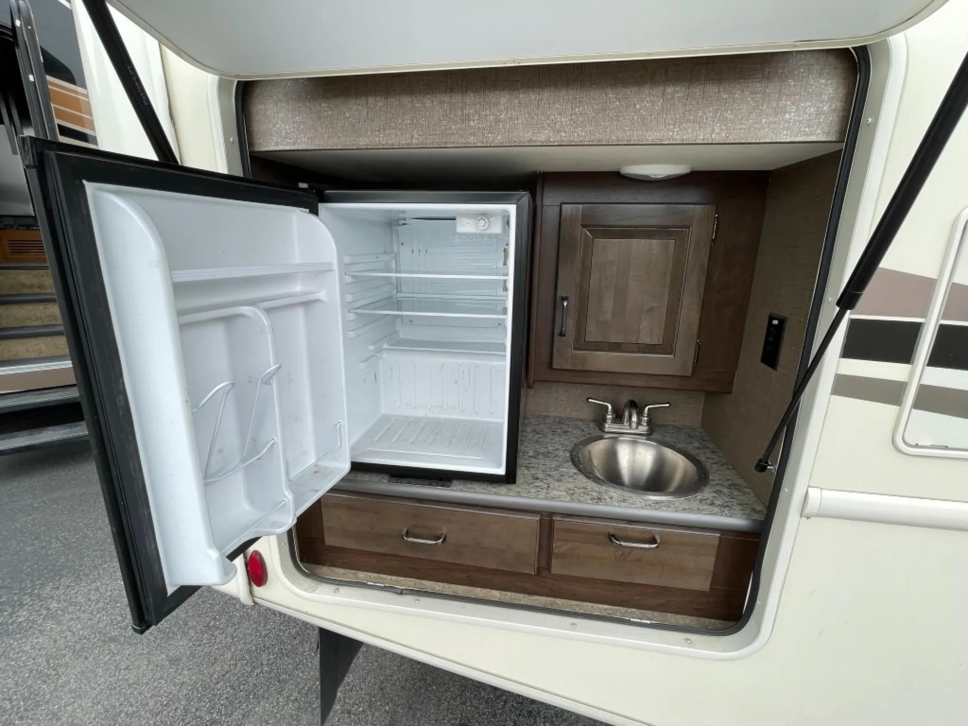 2018 Thor Motor Coach Hurricane 31S - Photo 3