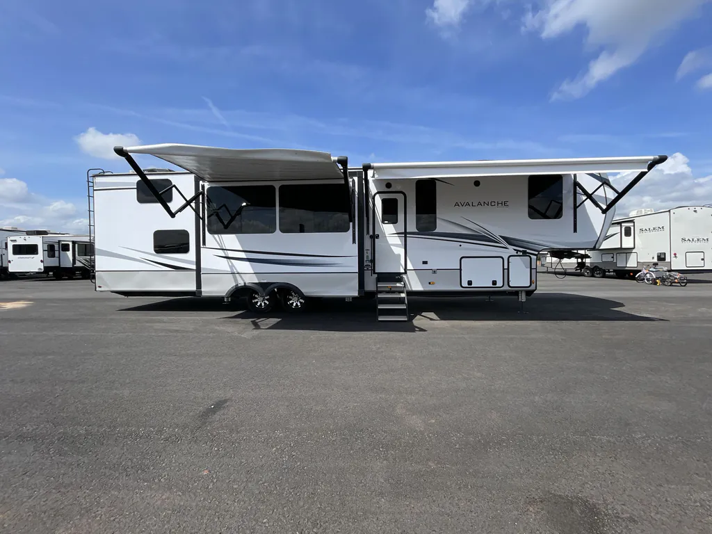 2023 Keystone Avalanche 390DS, Photos photo 3