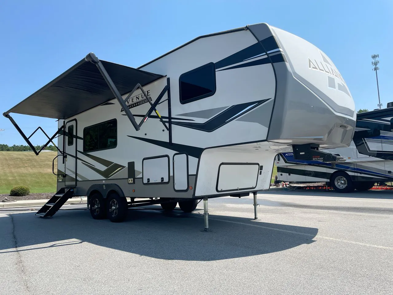 2023 Alliance RV Avenue 22ML - Photo 2