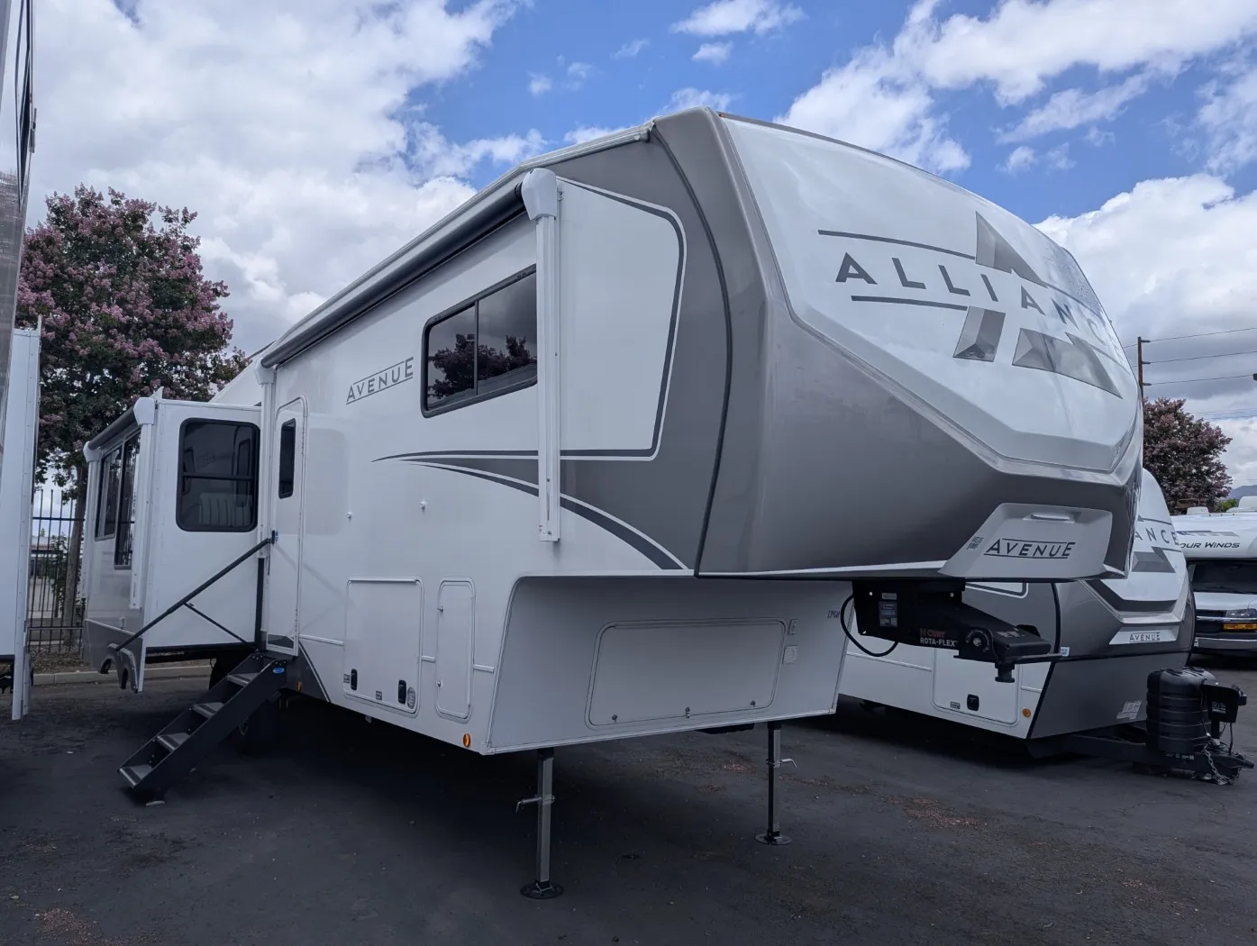 2026 Alliance RV Avenue 32RLS - Photo 2