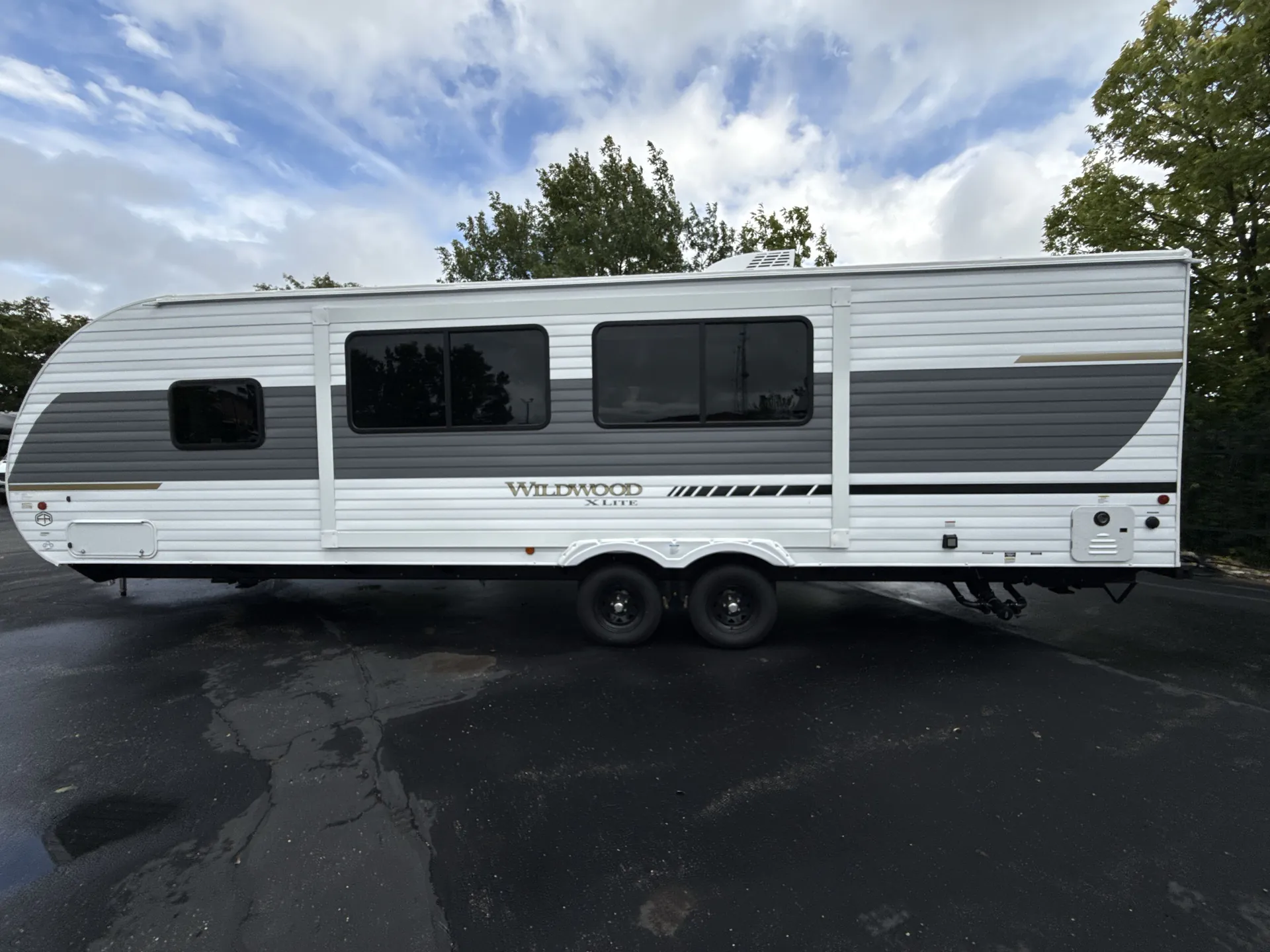 2027 Forest River Wildwood X-Lite 263BHXL — off campside