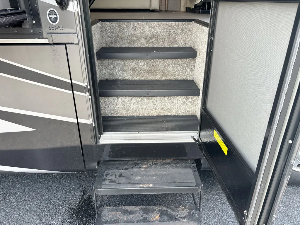 2022 Thor Motor Coach Challenger 35MQ, Photos photo 32