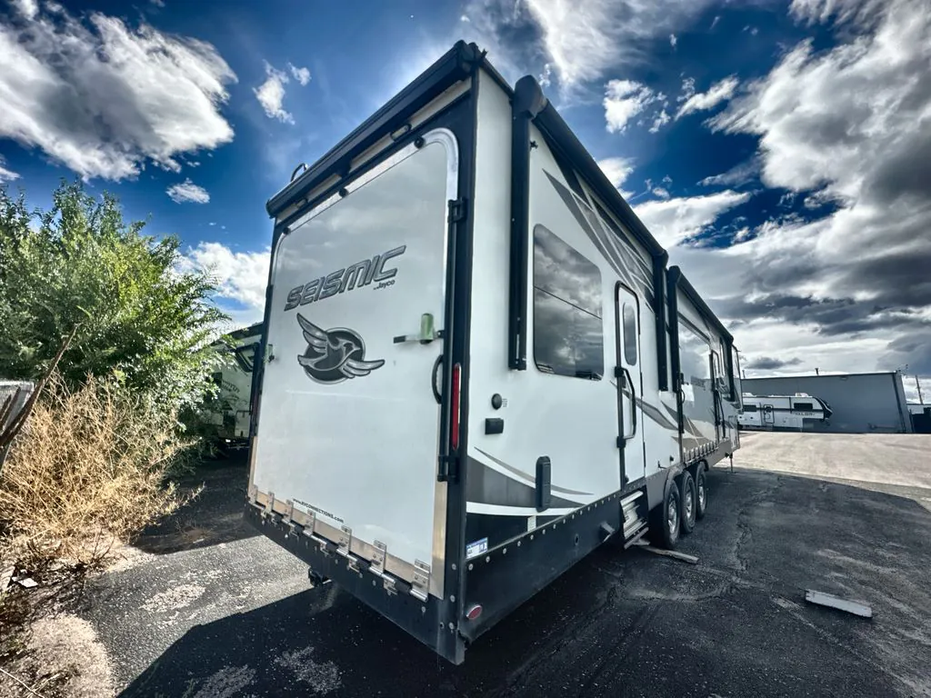 2022 Jayco Seismic 4212 - Photo 3