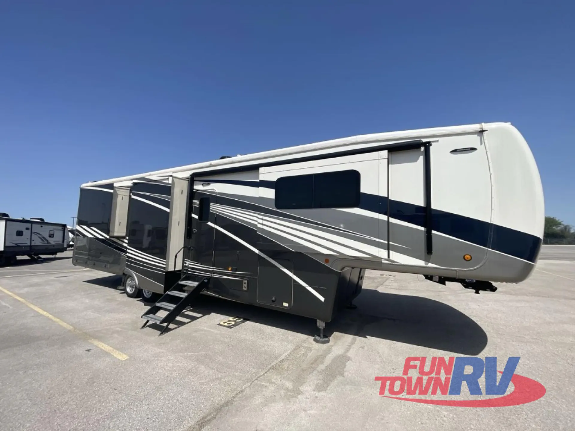 2021 DRV Mobile Suites 41FKMB - Photo 2