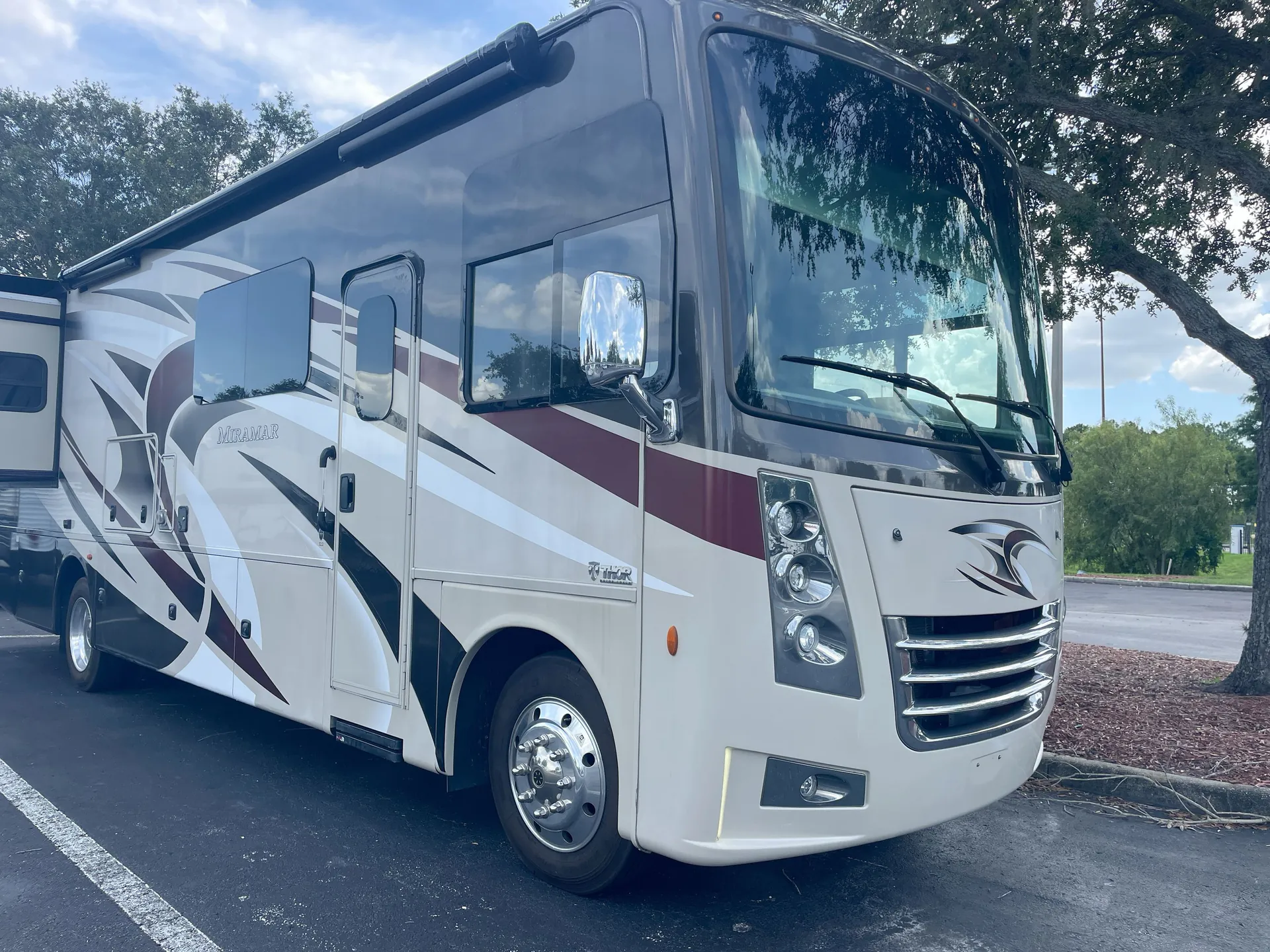 2019 Thor Motor Coach Miramar 32.2 - Photo 2