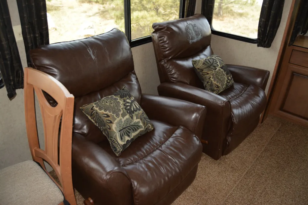 2016 Forest River Cedar Creek Hathaway Edition 34RE — Photo 7