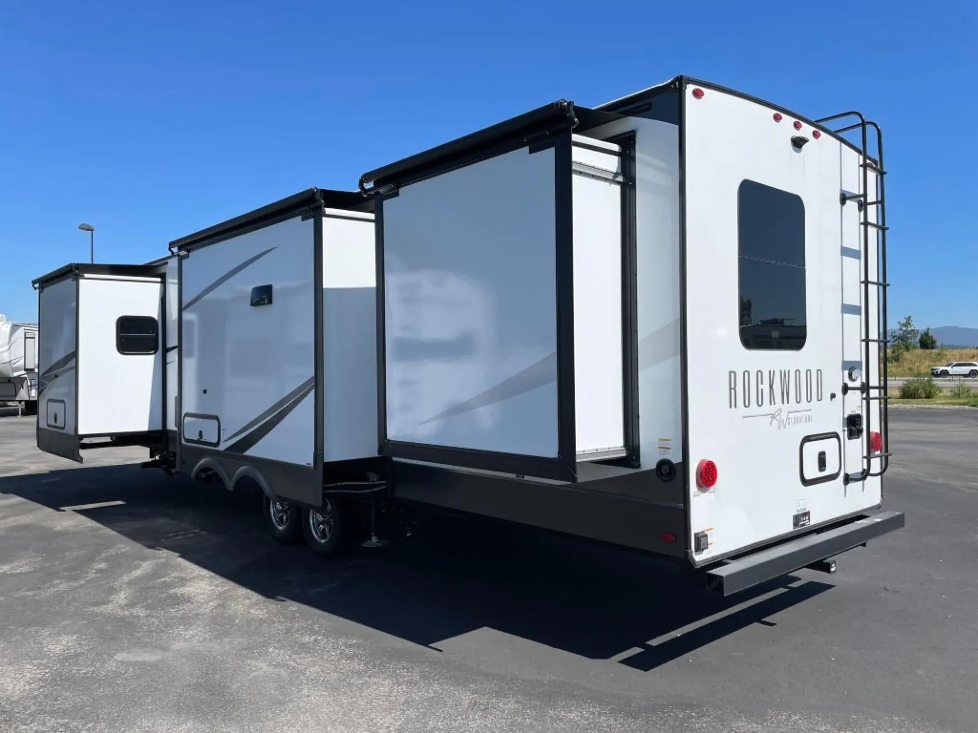 2025 Forest River Rockwood Signature 8338DB - Photo 4