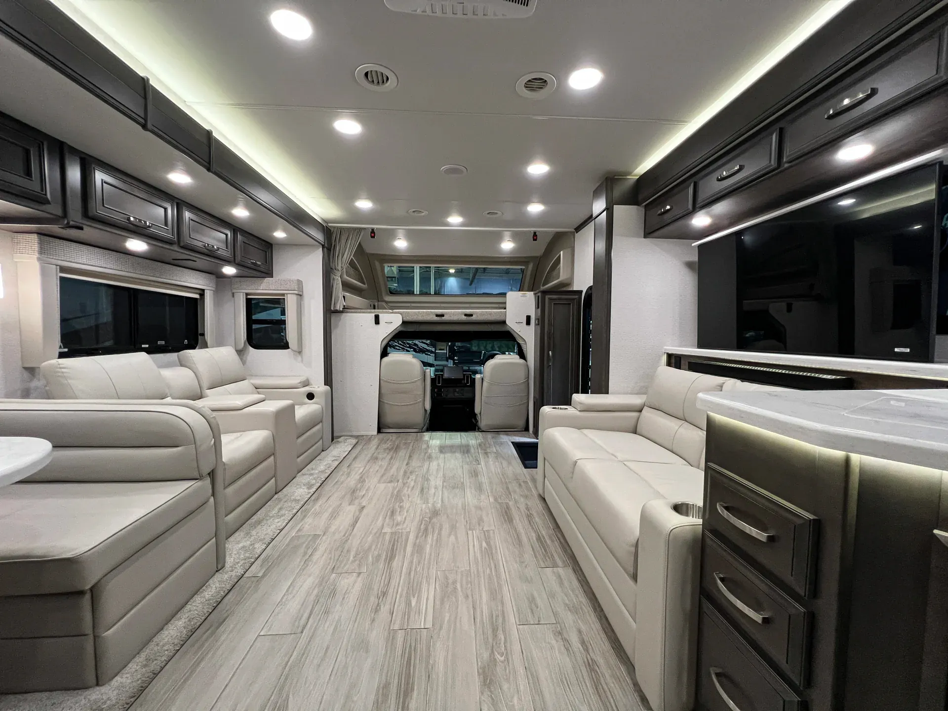 2025 Jayco Seneca Prestige 37M - Photo 4