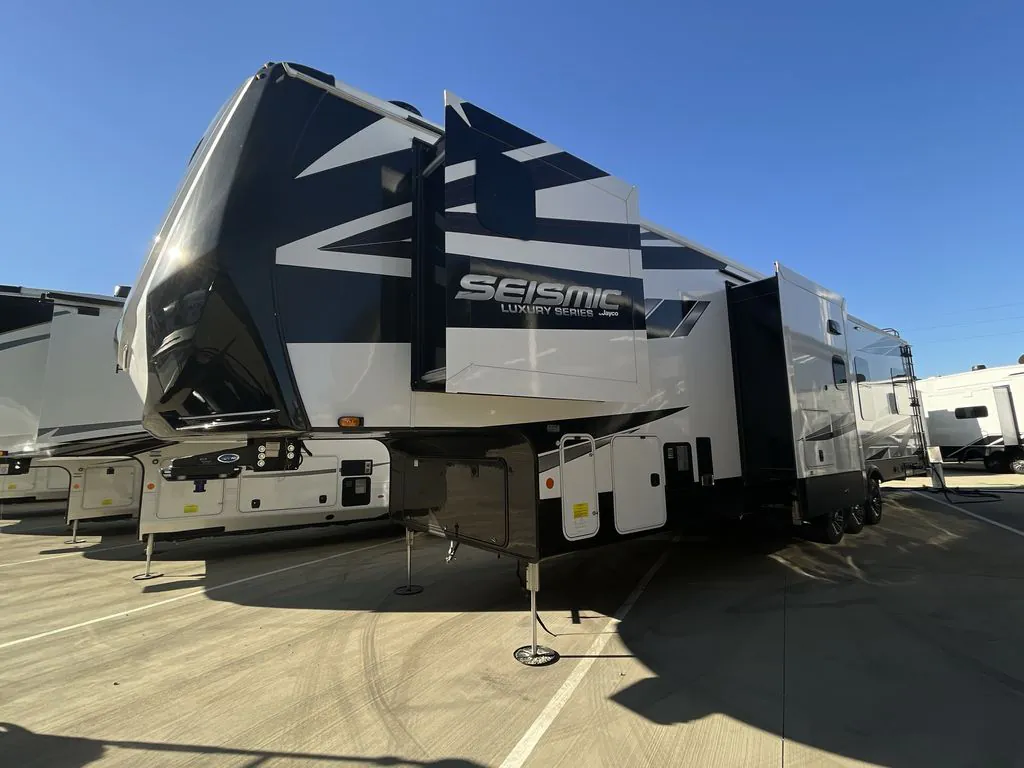 2025 Jayco Seismic Luxury Series 3815, Photos photo 6