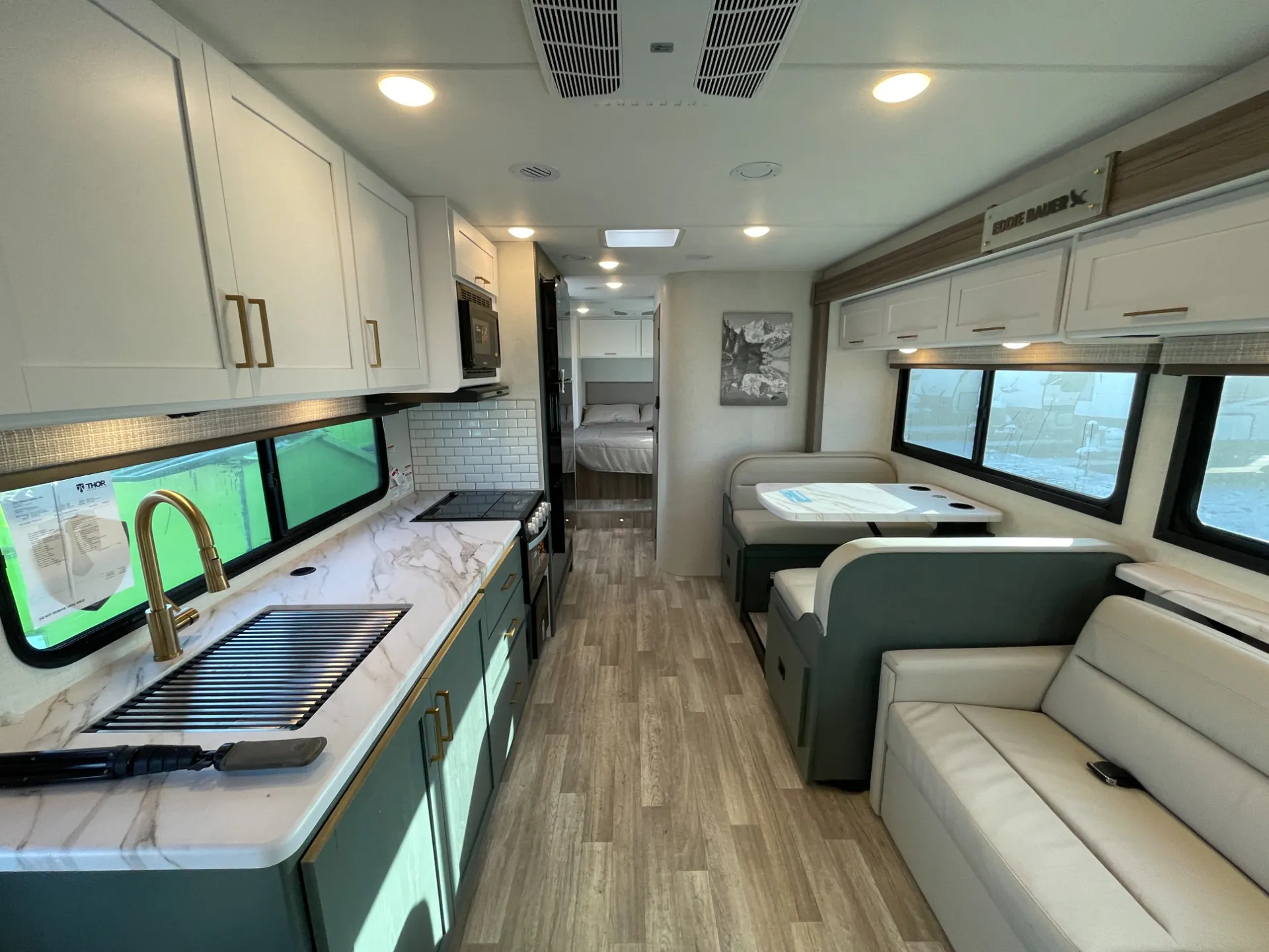 2026 Thor Motor Coach Eddie Bauer 31ED - Photo 3
