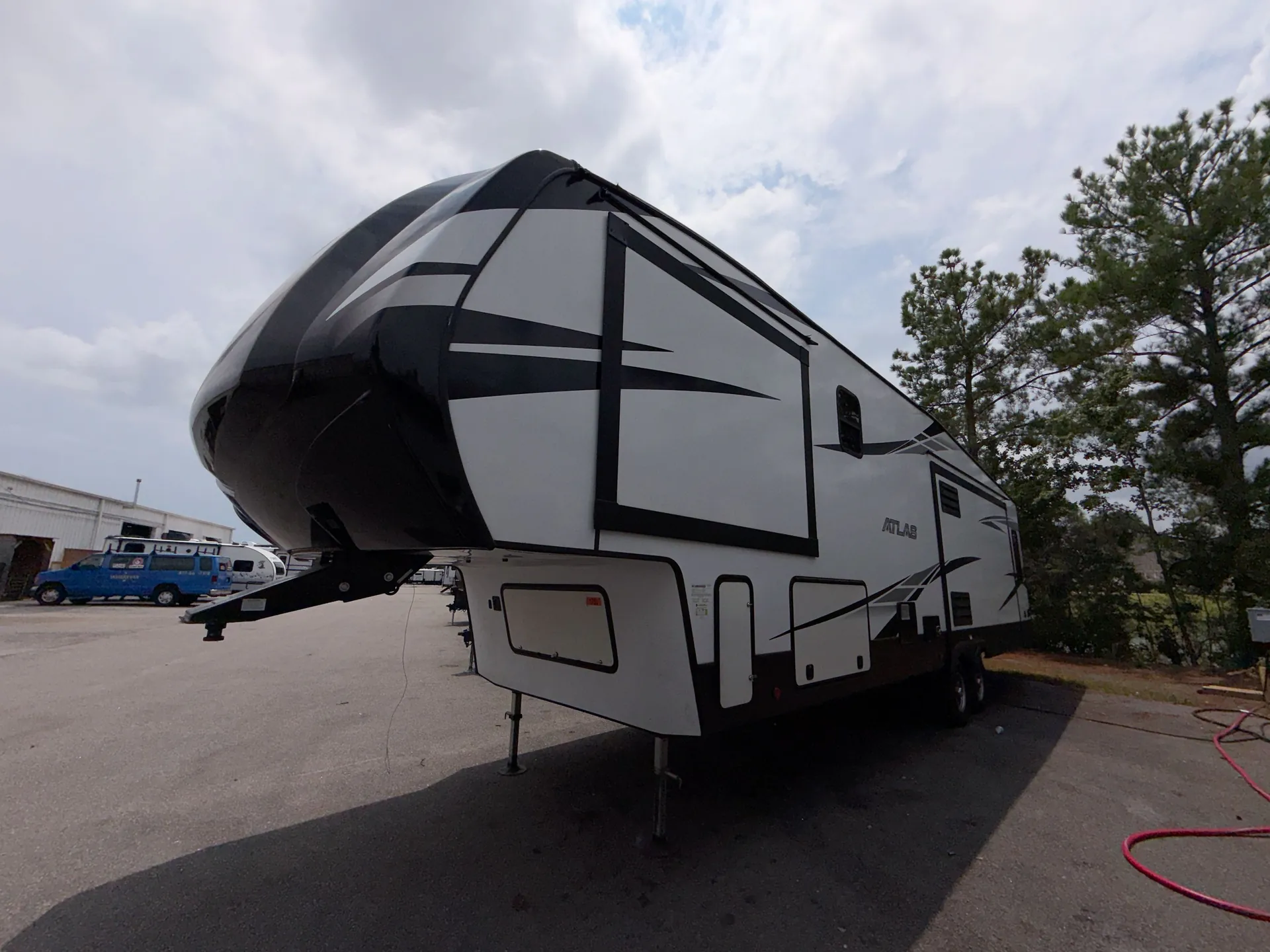 2021 Dutchmen Atlas 3172RLKB dealer photo 5 from Camping World