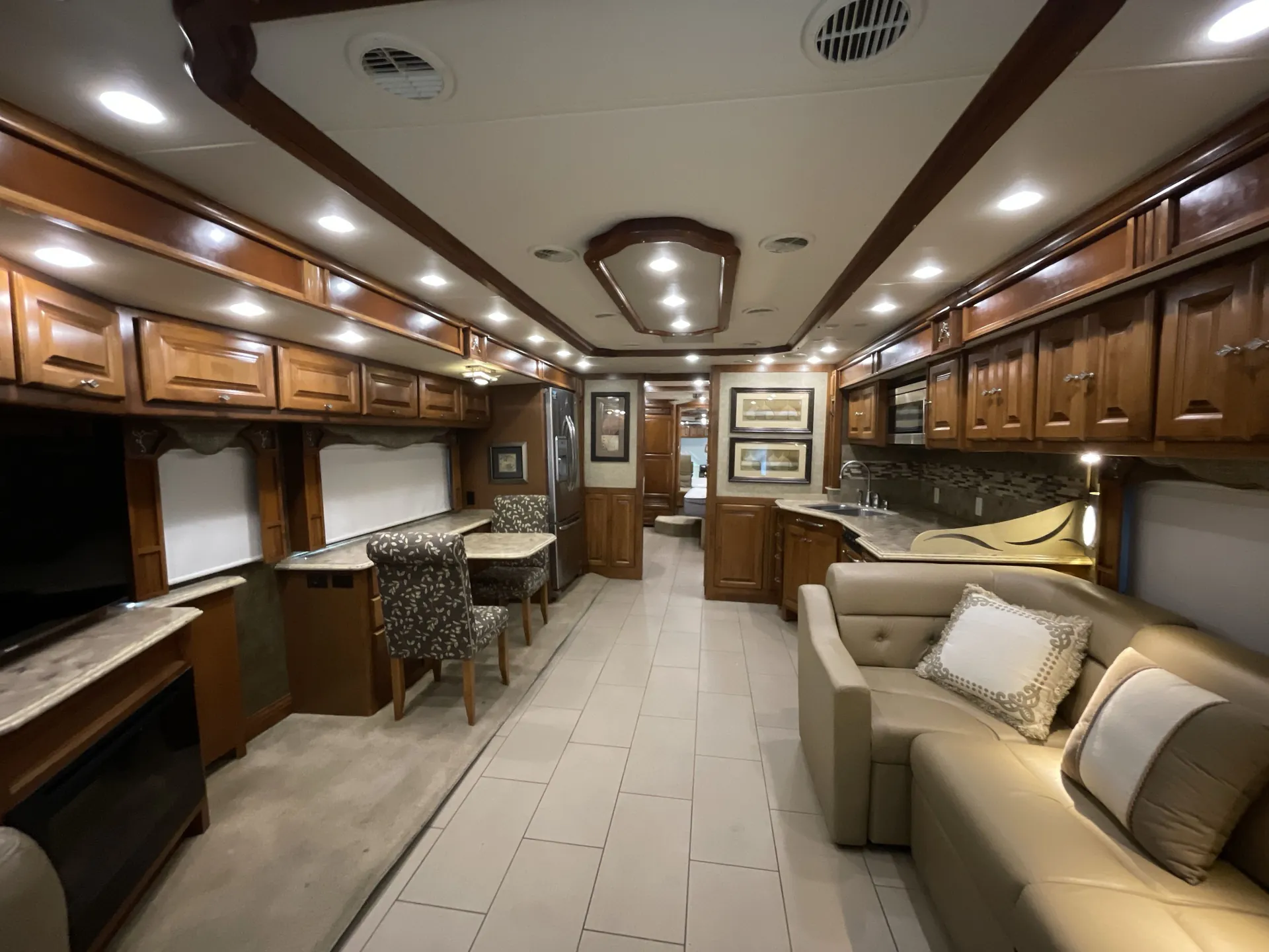 2014 Tiffin Phaeton 36 GH — living area main