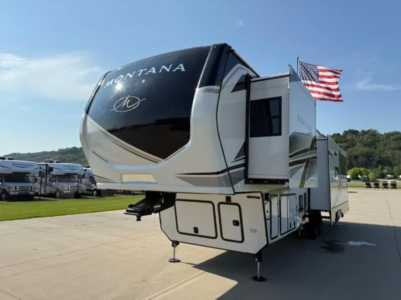 2025 Keystone Montana 3532SP - Photo 4