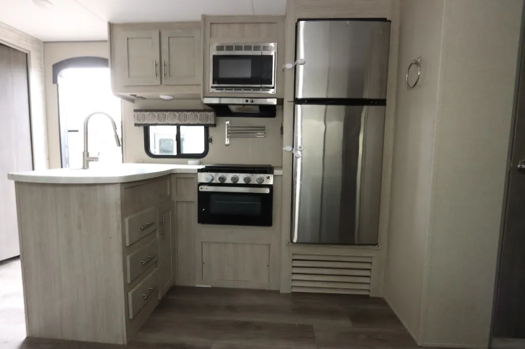 2023 Coachmen Catalina Legacy Edition 343BHTS (2 Queen Beds), Photos photo 7