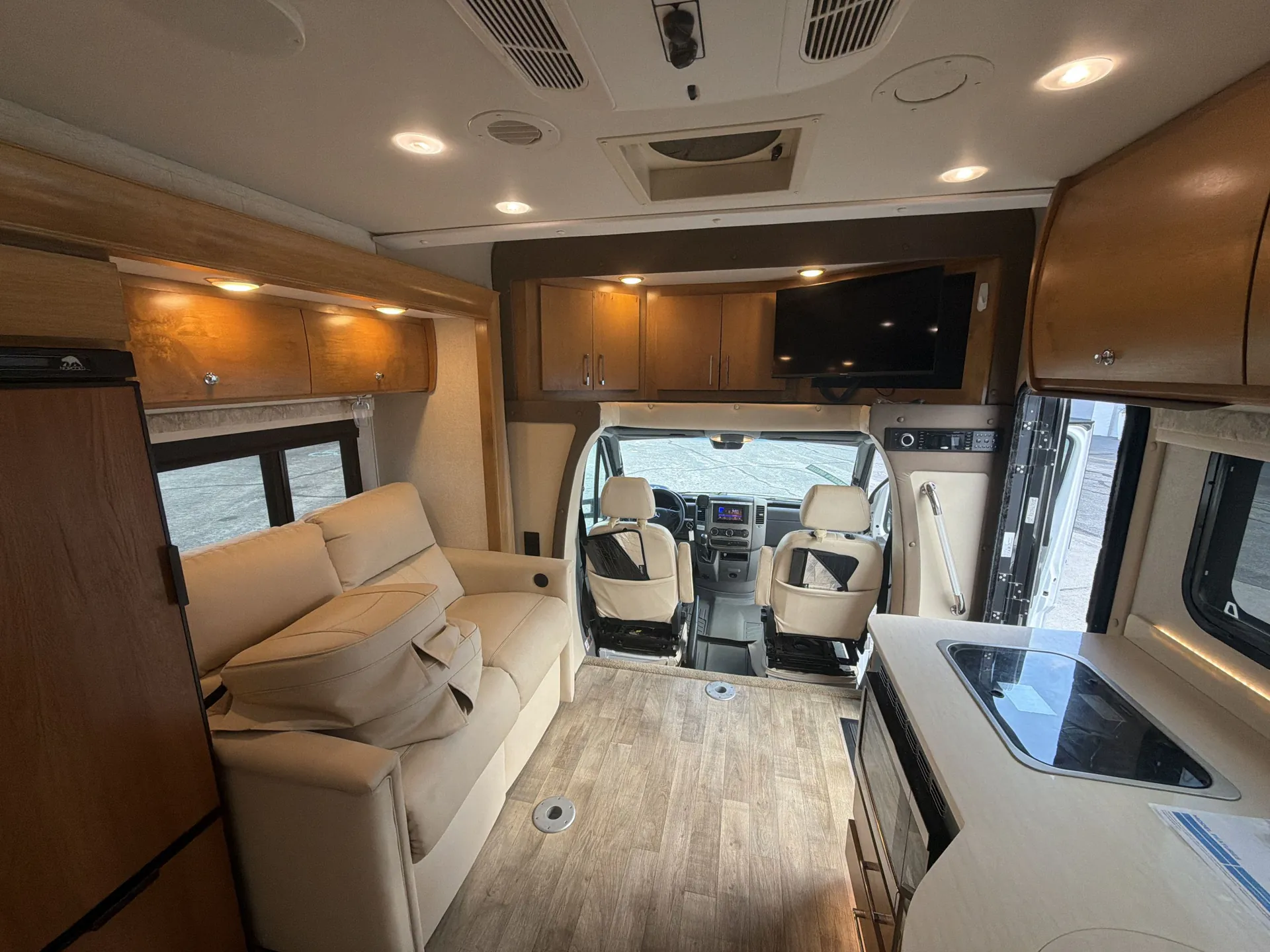2019 Tiffin Wayfarer 24 TW — living area main