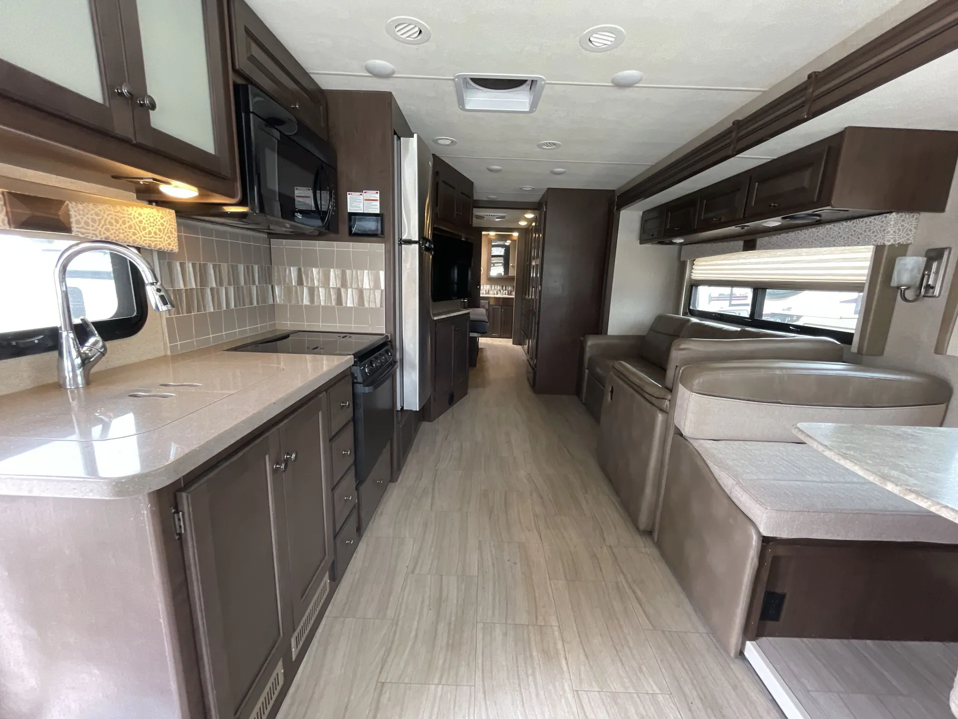 2019 Thor Motor Coach Windsport 35M — stove oven