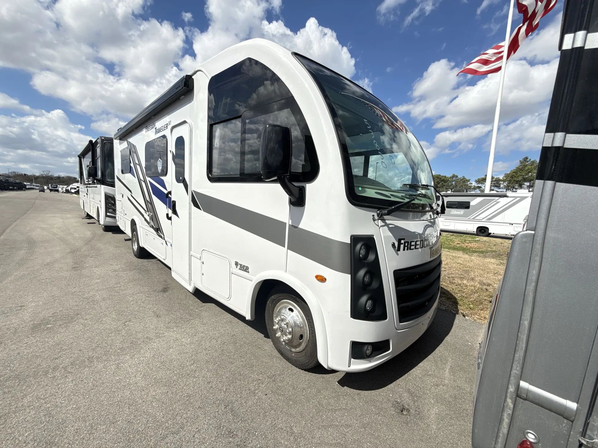 2026 Thor Motor Coach Freedom Traveler A26 - Photo 2