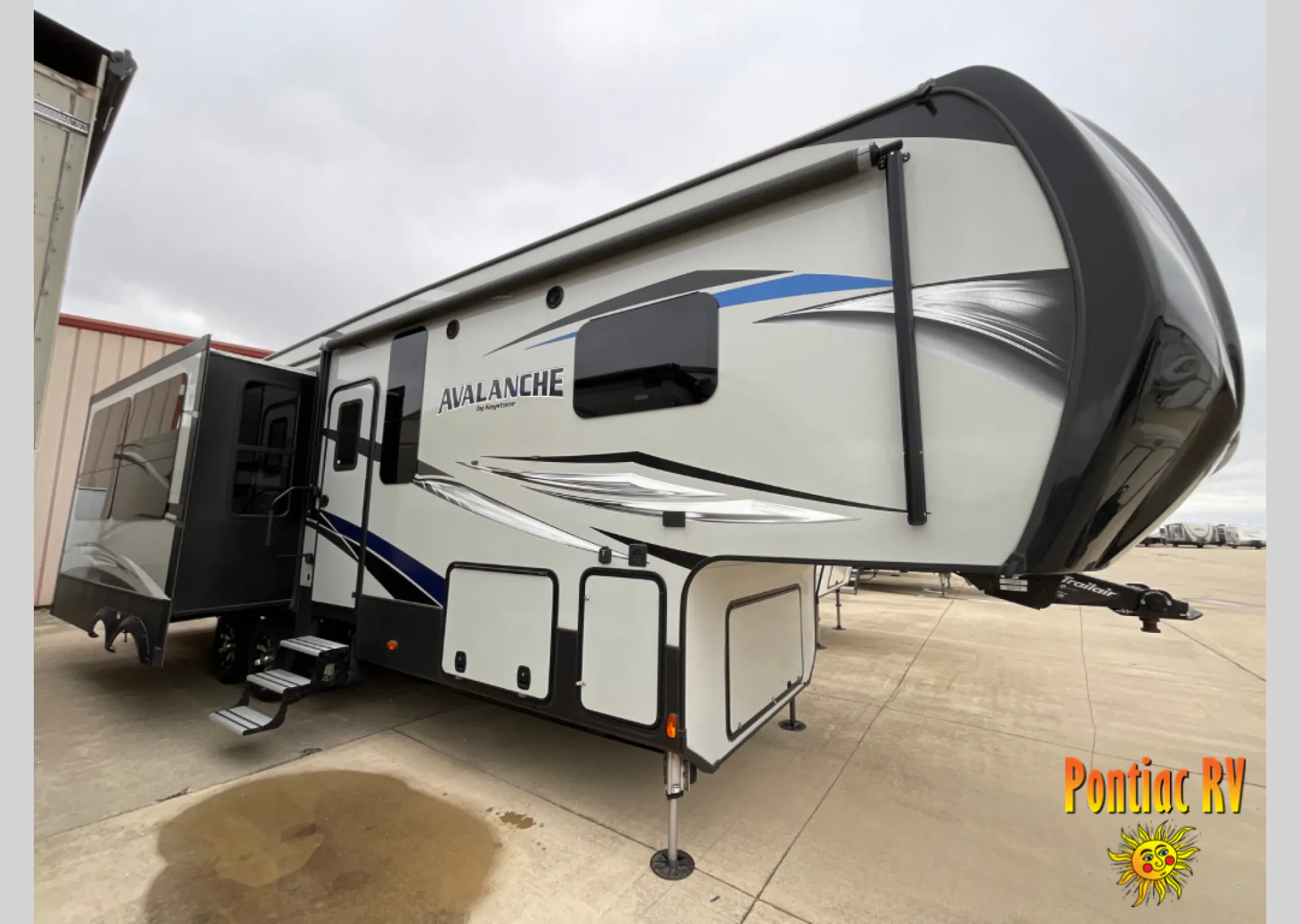 2018 Keystone Avalanche 320RS - Photo 2