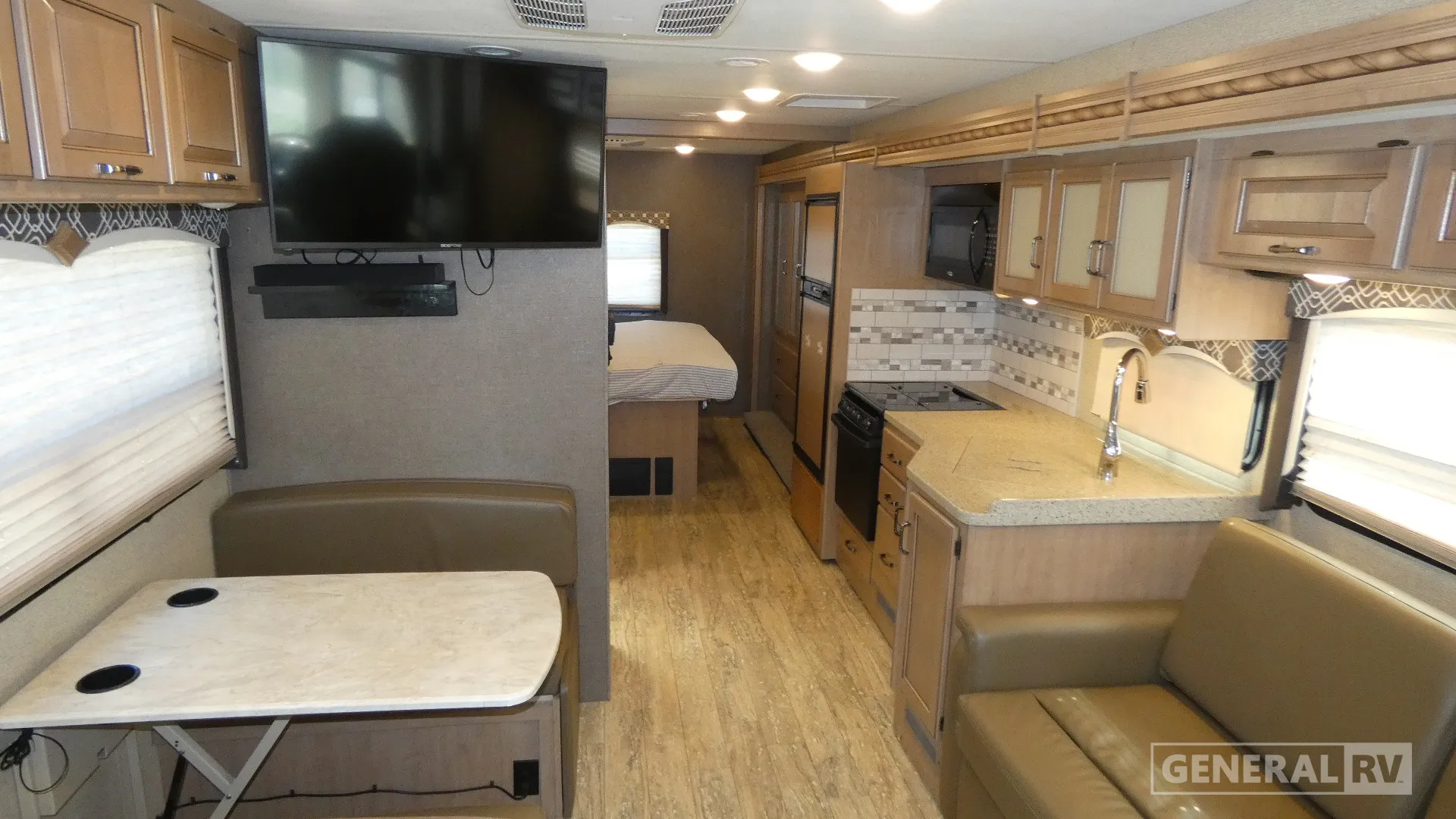 2018 Thor Motor Coach Hurricane 29M - Photo 3
