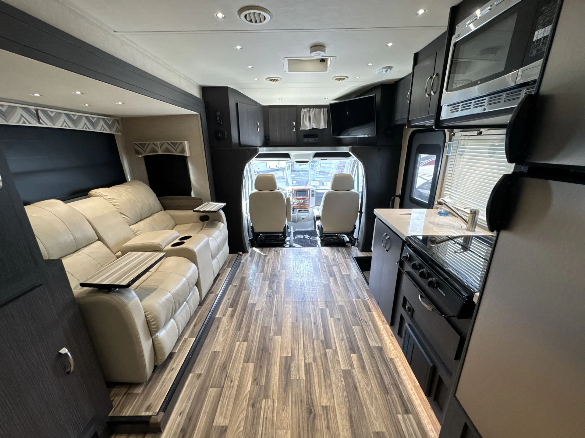 2018 dynamax Isata 3 24FW — living area main