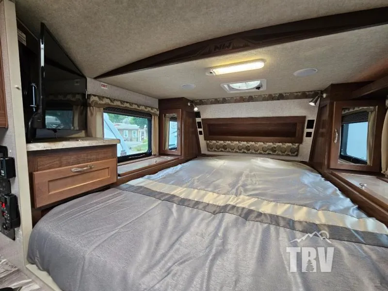 2023 Northwood Arctic Fox Camper 990 - Photo 4