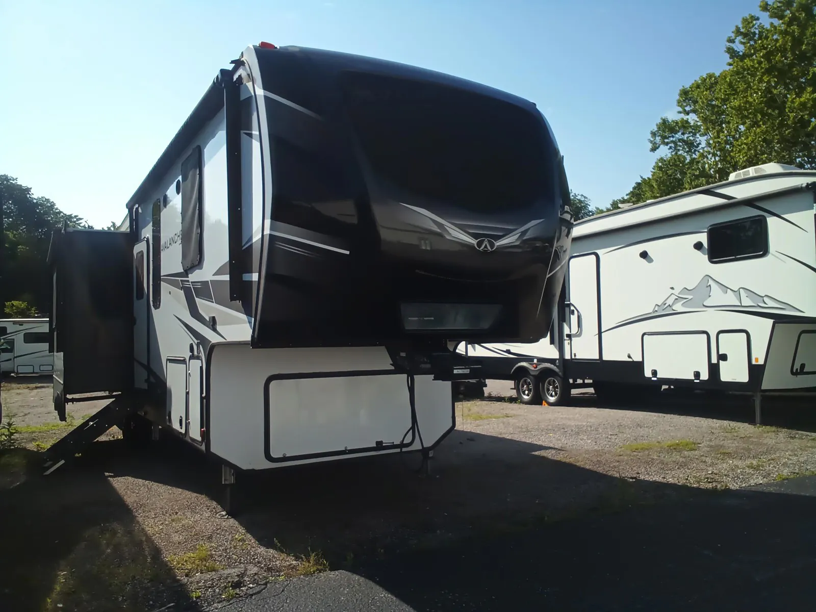 2020 Keystone Avalanche 313RS - Photo 2