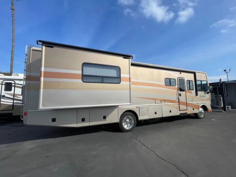 2007 Fleetwood RV Bounder Used    35' - Photo 2
