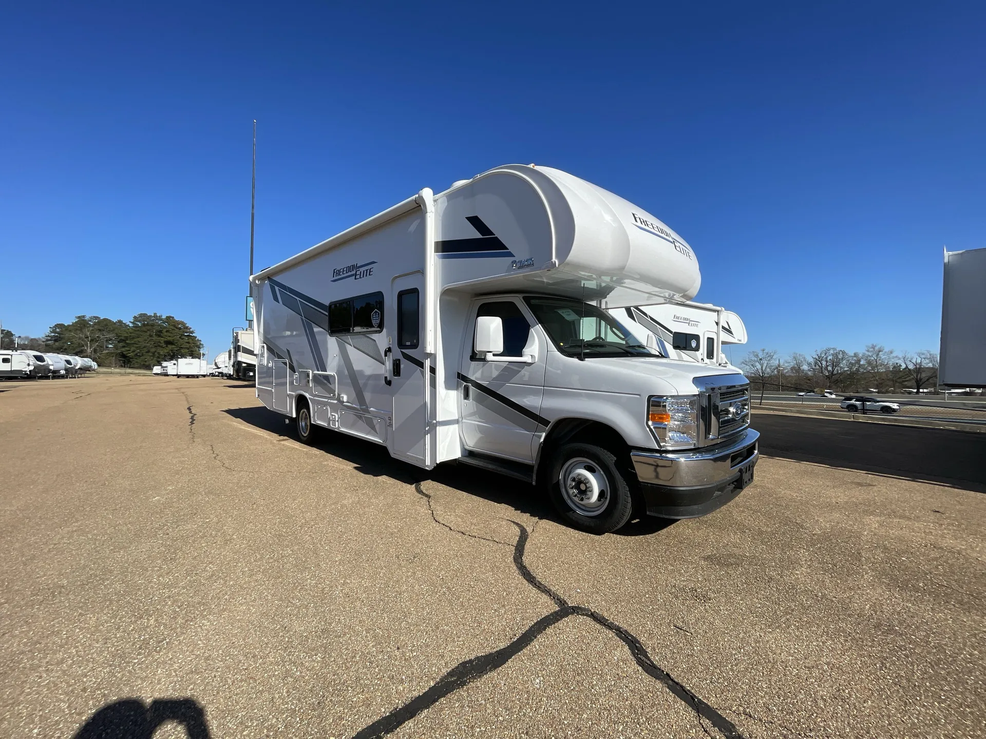 2025 Thor Motor Coach Freedom Elite 27HE - Photo 2