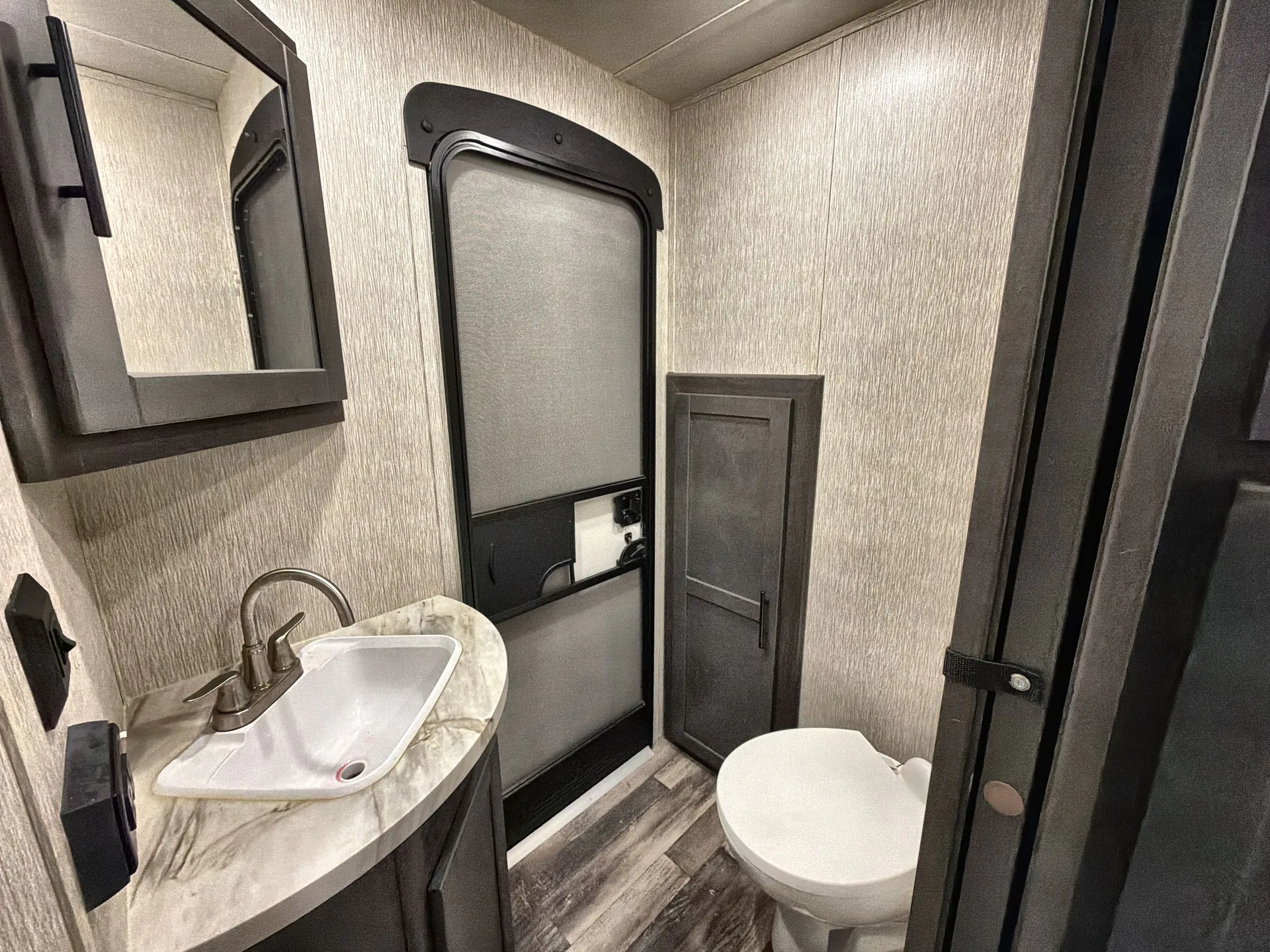 2023 crossroads Cruiser Aire 33BHB — living area main