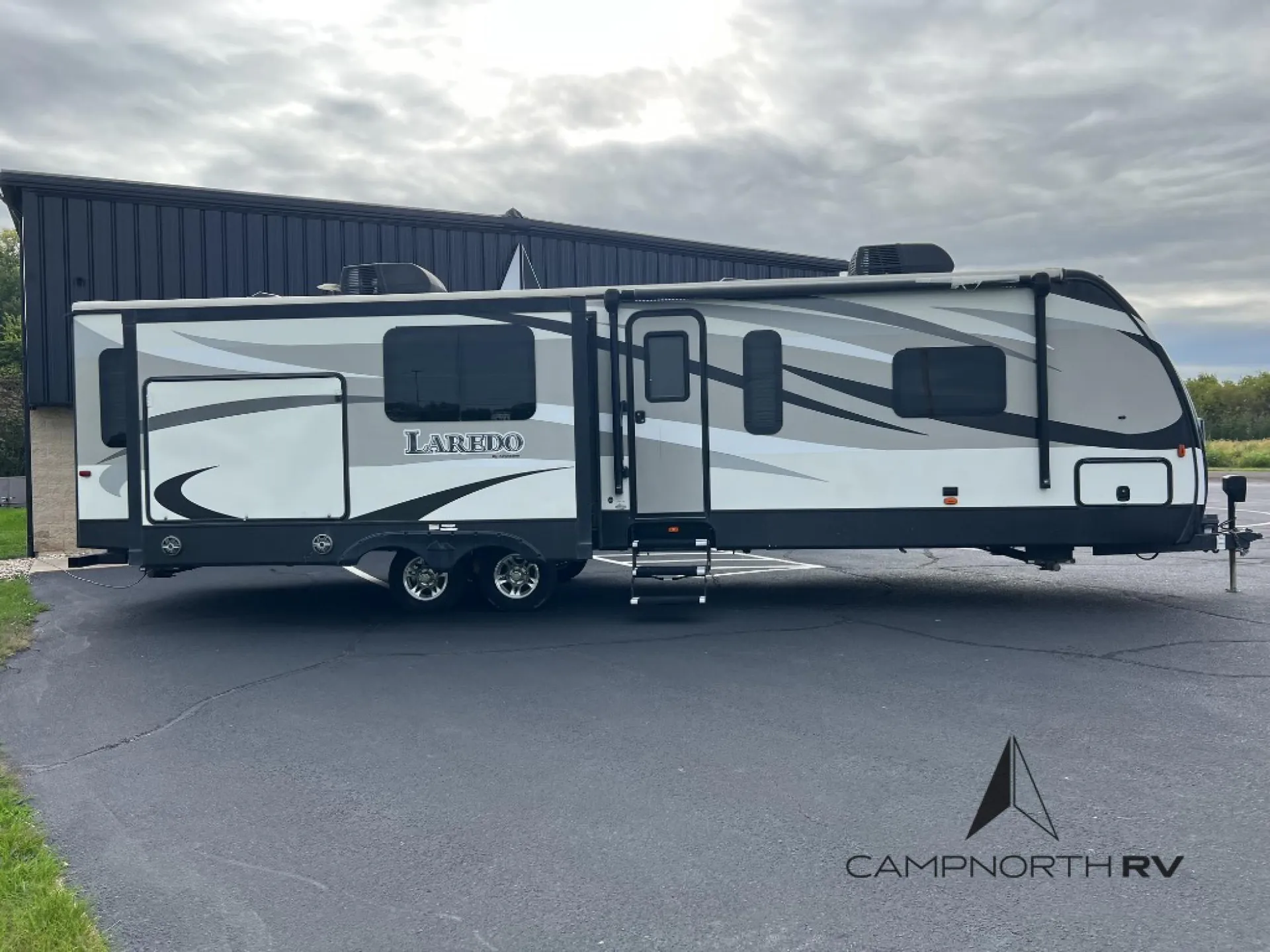 2017 Keystone Laredo 330RL - Photo 4